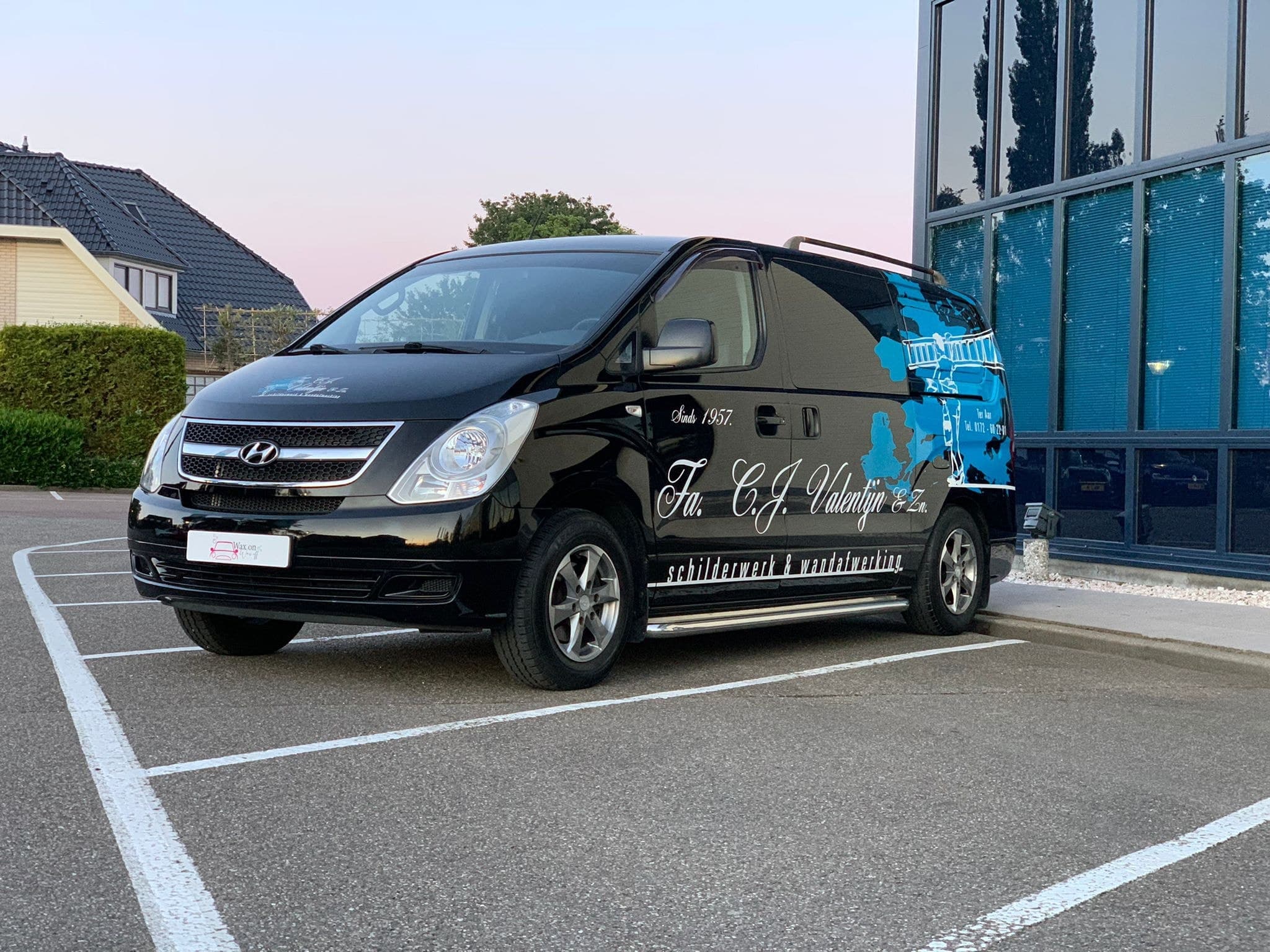 Bedrijfsbus van C.J. Valentijn & Co. met bedrijfslogo